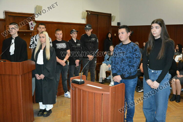 Симулация в съда: Ученици от ПМГ-Хасково влязоха в ролята на подсъдими, съдии и прокурори