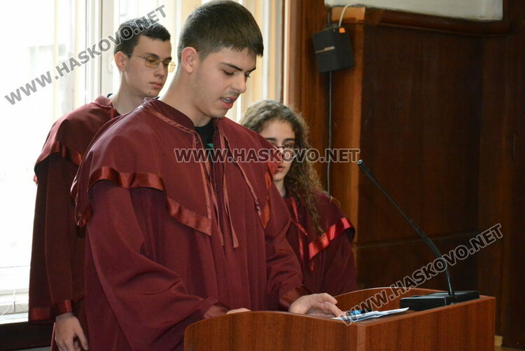 Симулация в съда: Ученици от ПМГ-Хасково влязоха в ролята на подсъдими, съдии и прокурори
