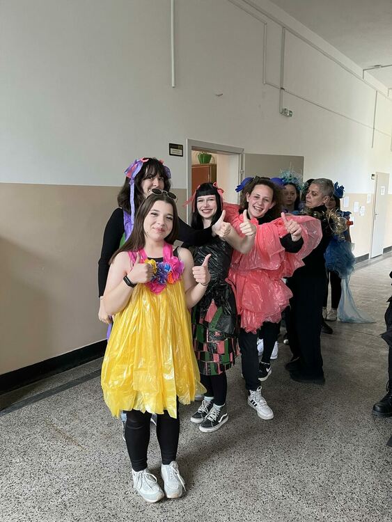 Ученици от Художествената гимназия изработиха и дефилираха с тоалети от ...торбички /ГАЛЕРИЯ/