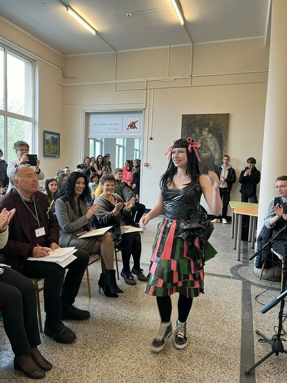 Ученици от Художествената гимназия изработиха и дефилираха с тоалети от ...торбички /ГАЛЕРИЯ/