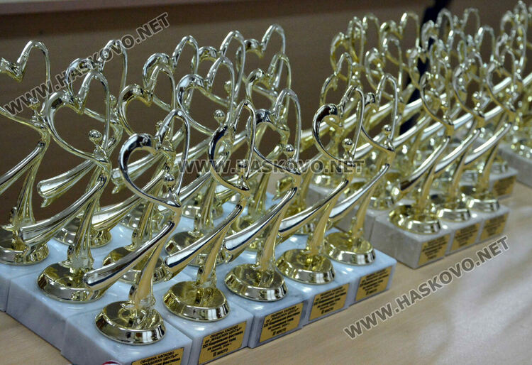 Участници от танцовите училища в Скопие и България на фестивалната сцената в Хасково за камерни изпълнения