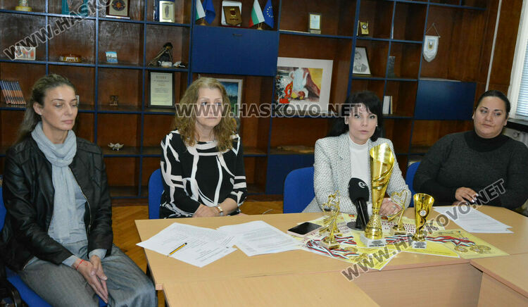 Участници от танцовите училища в Скопие и България на фестивалната сцената в Хасково за камерни изпълнения