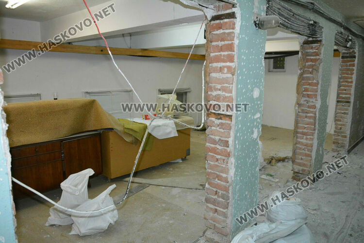 Четири бригади на строителната площадка в читалище „Заря“