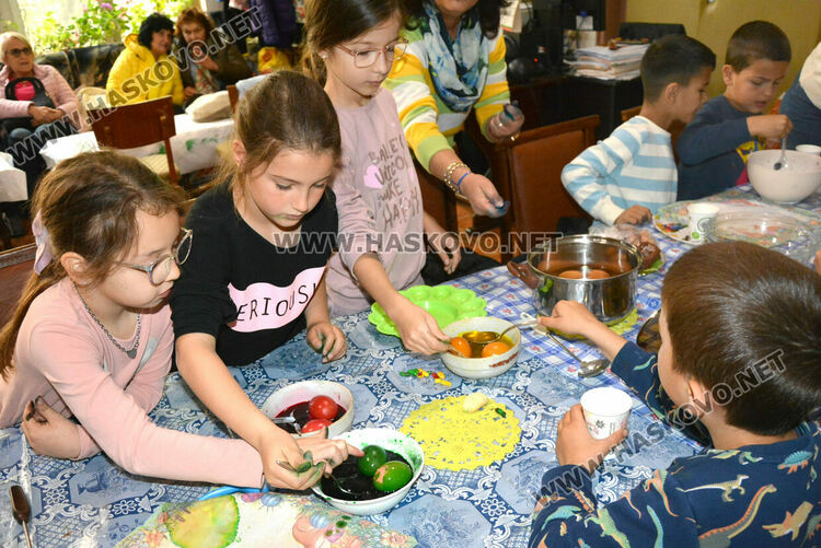 Деца от „Климент Охридски“ боядисаха първите яйца в Тракийското дружество