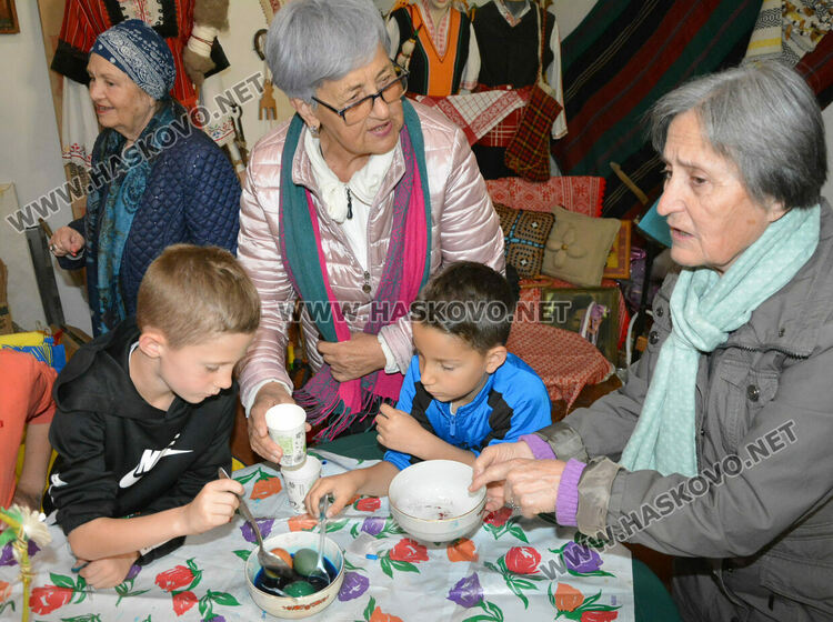 Деца от „Климент Охридски“ боядисаха първите яйца в Тракийското дружество