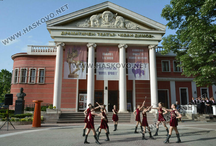 Огънят на „Южна пролет“ лумна за 52-ри път от факлата на поета Иван Ланджев