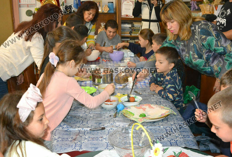Деца от „Климент Охридски“ боядисаха първите яйца в Тракийското дружество