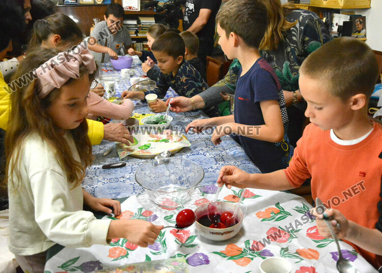 Деца от „Климент Охридски“ боядисаха първите яйца в Тракийското дружество