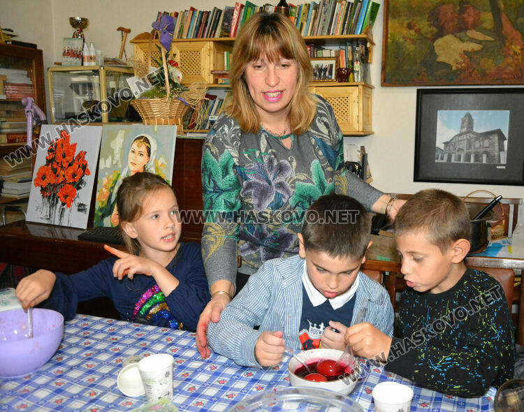 Деца от „Климент Охридски“ боядисаха първите яйца в Тракийското дружество