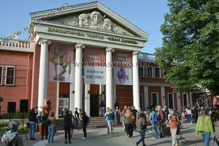 Огънят на „Южна пролет“ лумна за 52-ри път от факлата на поета Иван Ланджев