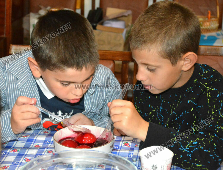 Деца от „Климент Охридски“ боядисаха първите яйца в Тракийското дружество