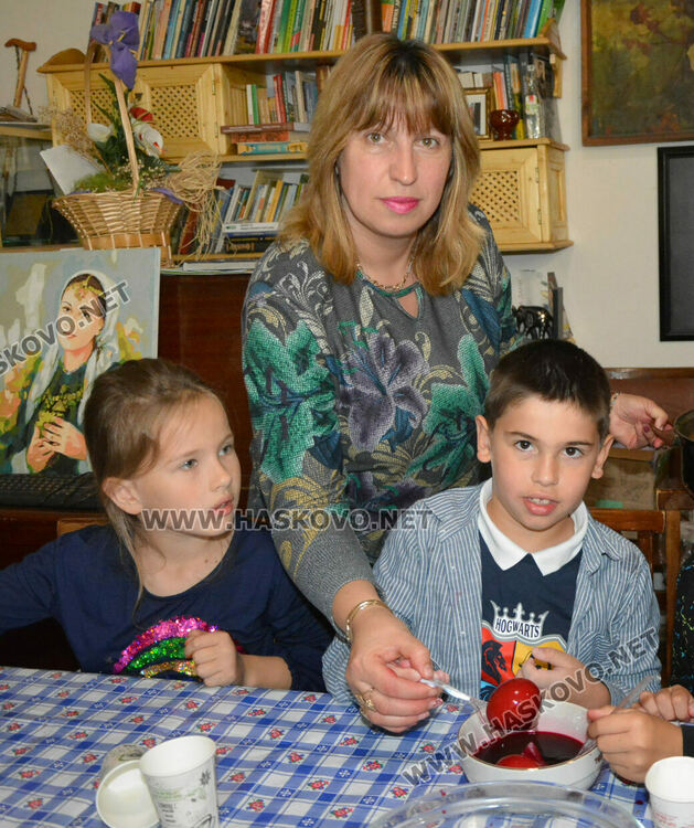 Деца от „Климент Охридски“ боядисаха първите яйца в Тракийското дружество