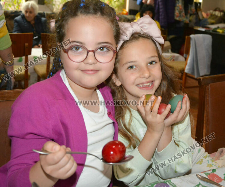Деца от „Климент Охридски“ боядисаха първите яйца в Тракийското дружество