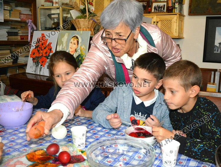 Деца от „Климент Охридски“ боядисаха първите яйца в Тракийското дружество