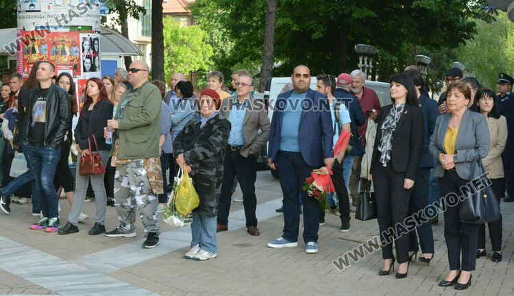 Огънят на „Южна пролет“ лумна за 52-ри път от факлата на поета Иван Ланджев