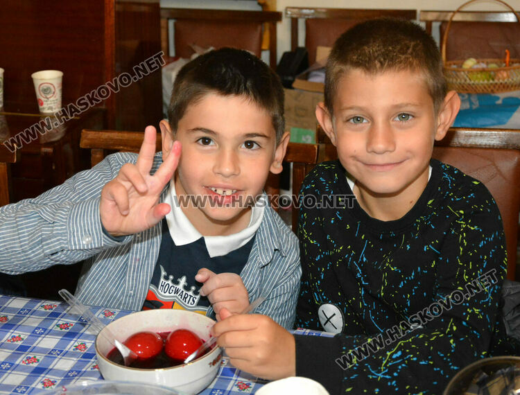 Деца от „Климент Охридски“ боядисаха първите яйца в Тракийското дружество