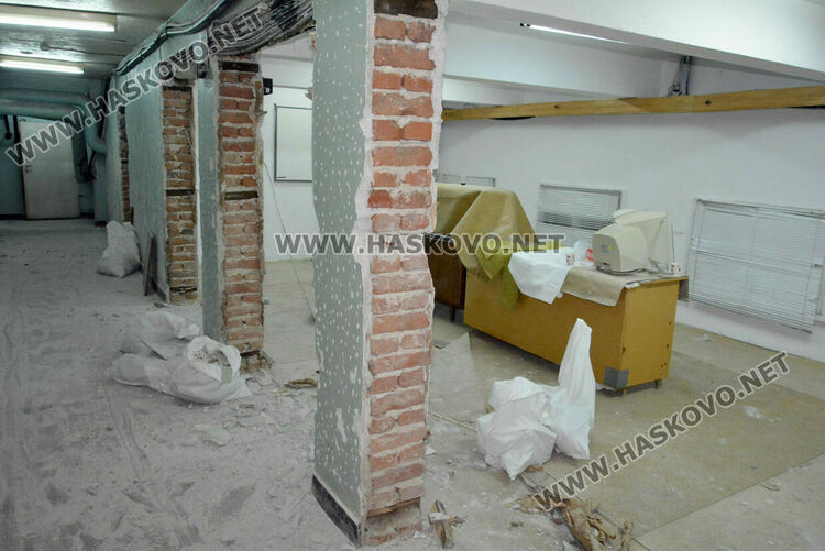 Четири бригади на строителната площадка в читалище „Заря“