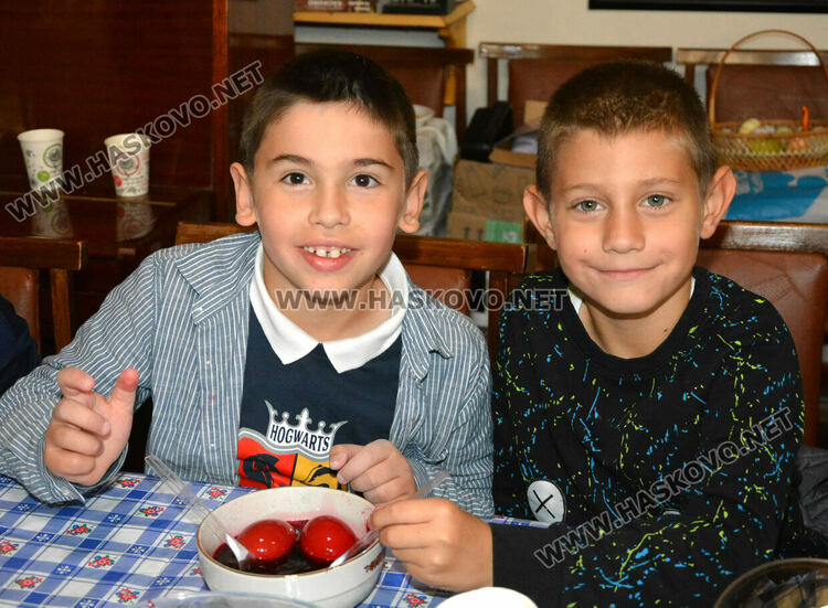 Деца от „Климент Охридски“ боядисаха първите яйца в Тракийското дружество