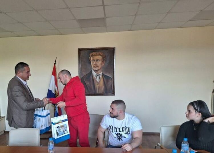 Кметът Кирил Стоев връчи плакети на републиканските шампиони по силов трибой