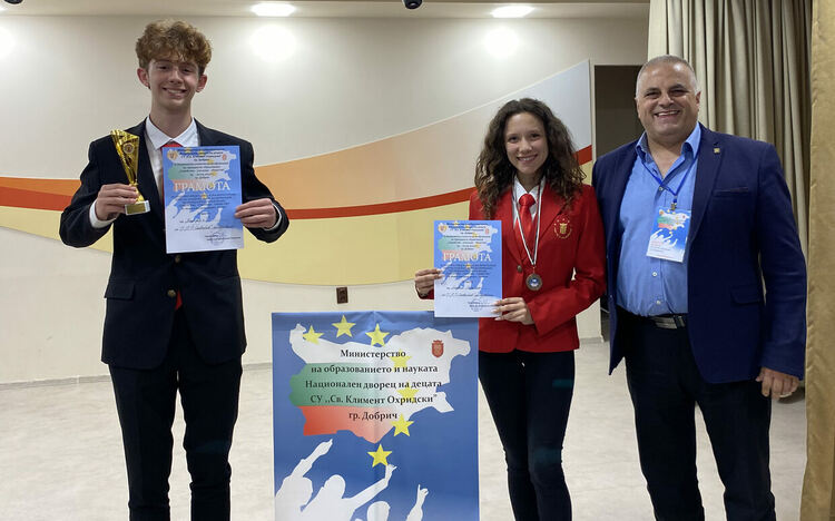 Младите историци на „Славейков“ с награди по гражданско образование