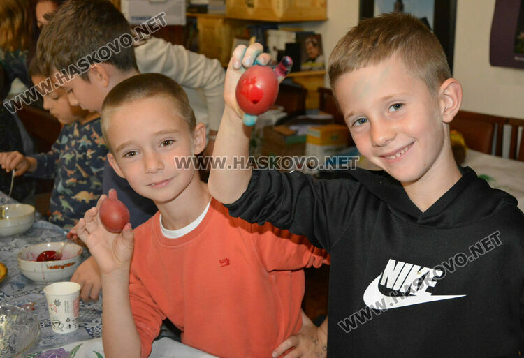 Деца от „Климент Охридски“ боядисаха първите яйца в Тракийското дружество