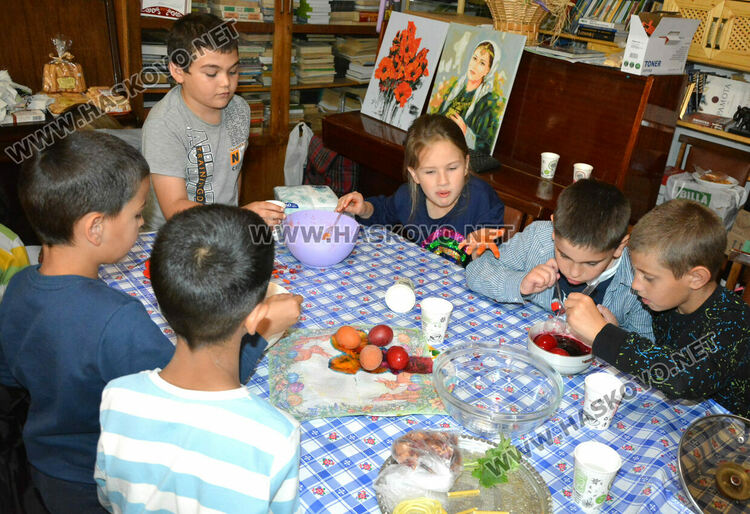 Деца от „Климент Охридски“ боядисаха първите яйца в Тракийското дружество