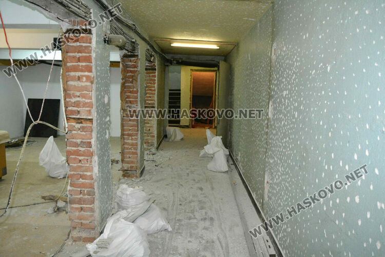 Четири бригади на строителната площадка в читалище „Заря“