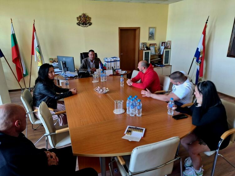 Кметът Кирил Стоев връчи плакети на републиканските шампиони по силов трибой