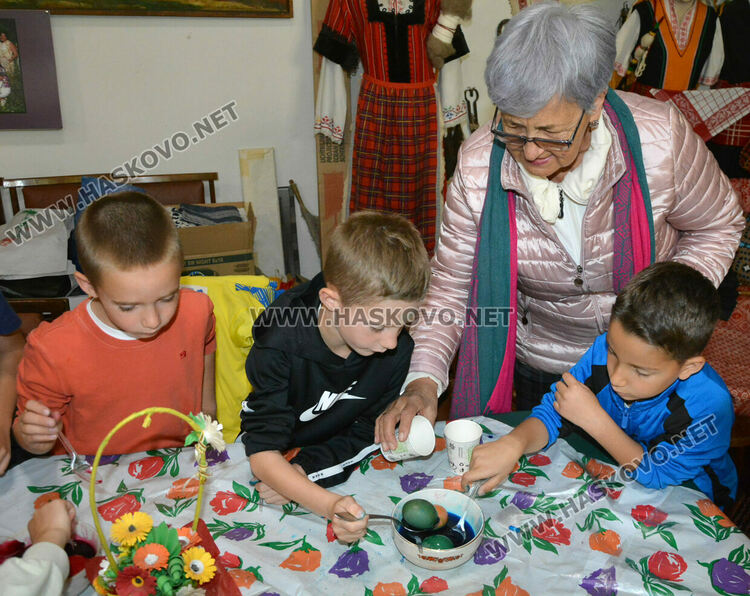 Деца от „Климент Охридски“ боядисаха първите яйца в Тракийското дружество