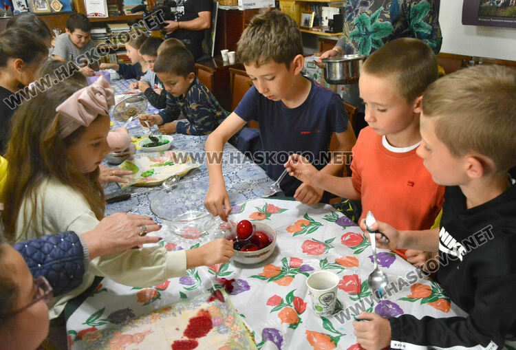 Деца от „Климент Охридски“ боядисаха първите яйца в Тракийското дружество