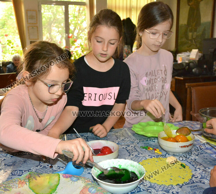 Деца от „Климент Охридски“ боядисаха първите яйца в Тракийското дружество