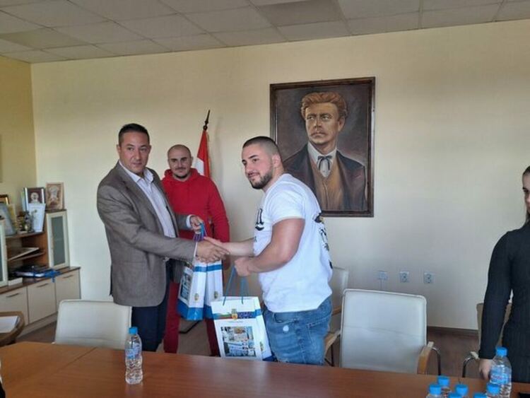 Кметът Кирил Стоев връчи плакети на републиканските шампиони по силов трибой