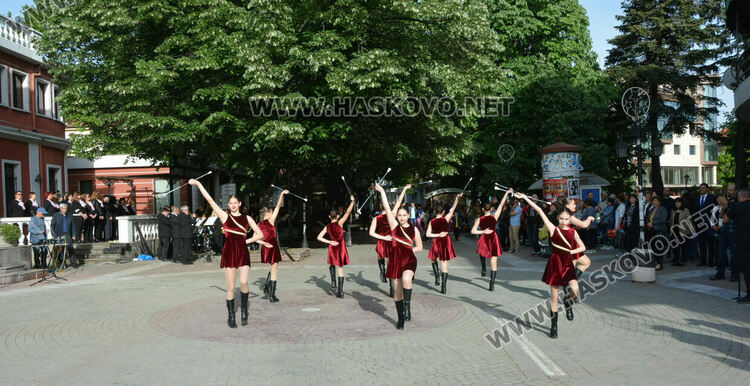 Огънят на „Южна пролет“ лумна за 52-ри път от факлата на поета Иван Ланджев