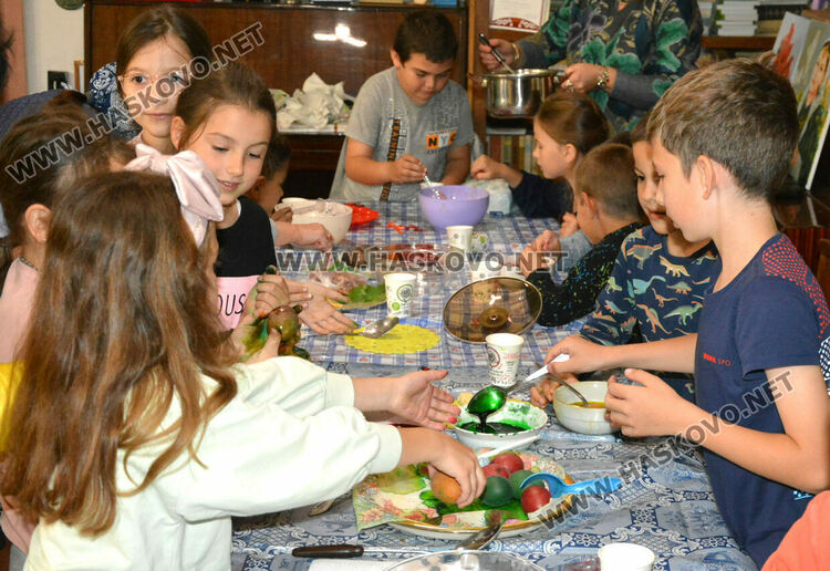 Деца от „Климент Охридски“ боядисаха първите яйца в Тракийското дружество