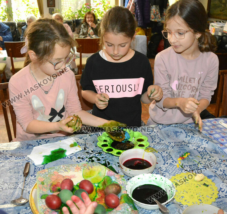 Деца от „Климент Охридски“ боядисаха първите яйца в Тракийското дружество