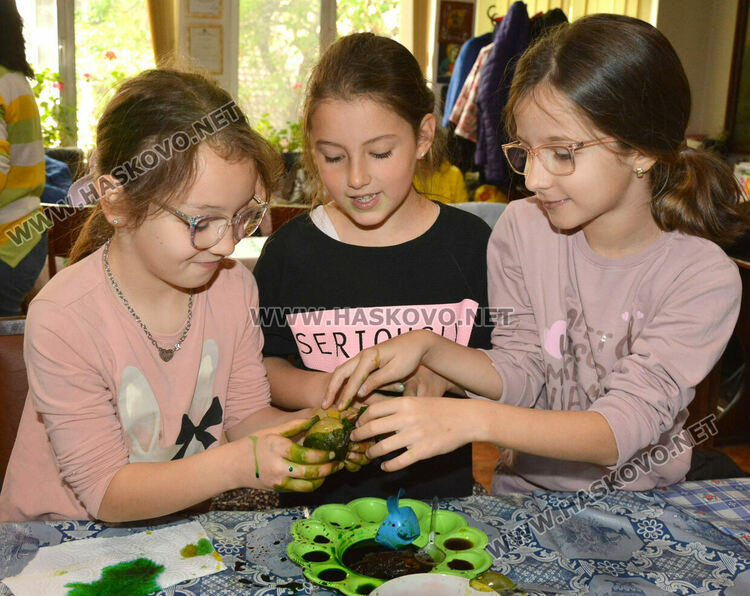 Деца от „Климент Охридски“ боядисаха първите яйца в Тракийското дружество