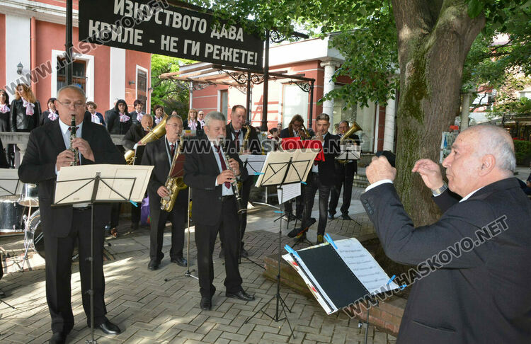 Огънят на „Южна пролет“ лумна за 52-ри път от факлата на поета Иван Ланджев