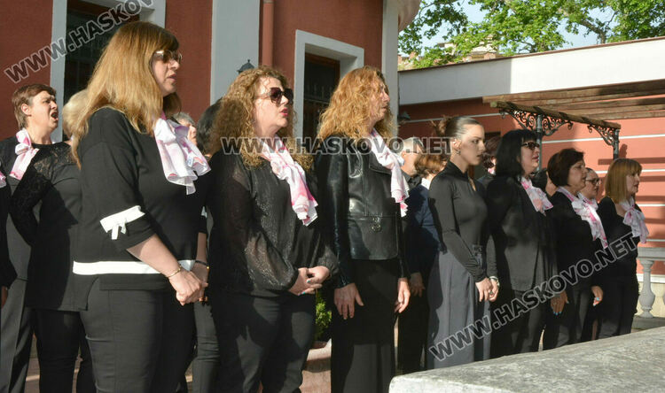 Огънят на „Южна пролет“ лумна за 52-ри път от факлата на поета Иван Ланджев