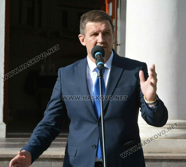 Огънят на „Южна пролет“ лумна за 52-ри път от факлата на поета Иван Ланджев