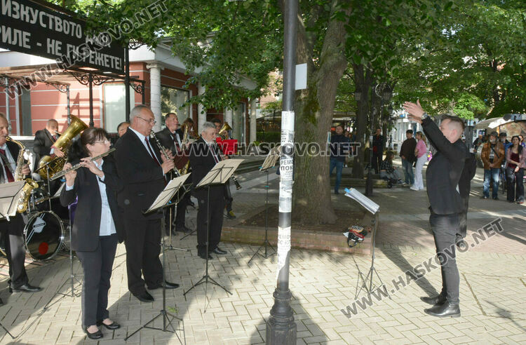 Огънят на „Южна пролет“ лумна за 52-ри път от факлата на поета Иван Ланджев