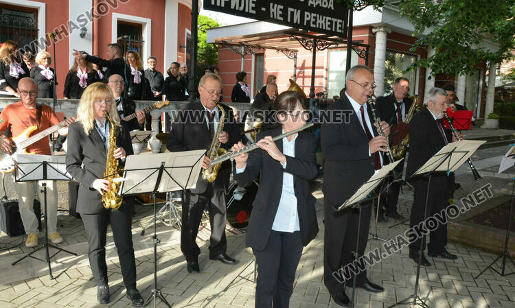 Огънят на „Южна пролет“ лумна за 52-ри път от факлата на поета Иван Ланджев