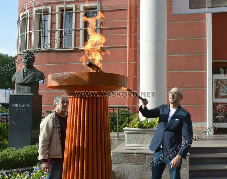 Огънят на „Южна пролет“ лумна за 52-ри път от факлата на поета Иван Ланджев