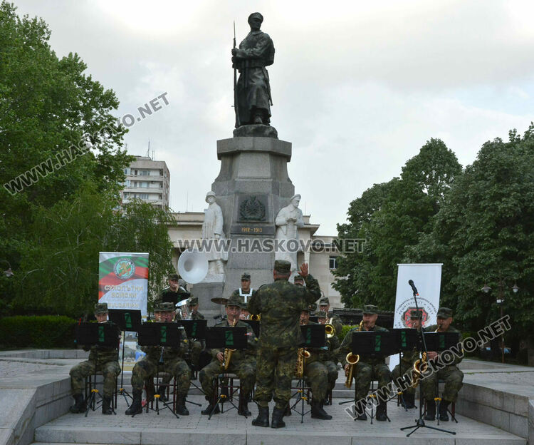 Военният духов оркестър на Втора Тунджанска механизирана бригада изнесе концерт в Хасково 