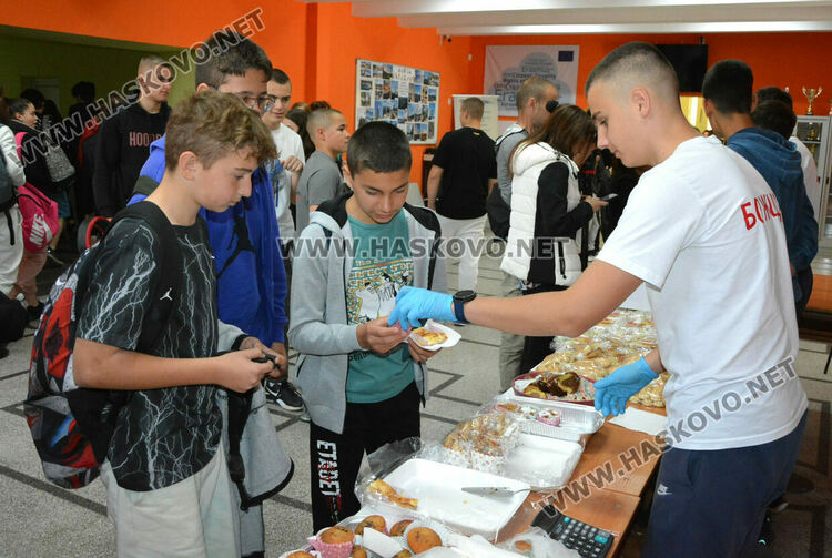 Ученици от ПМГ стартираха кампанията за подпомагане на хора в нужда