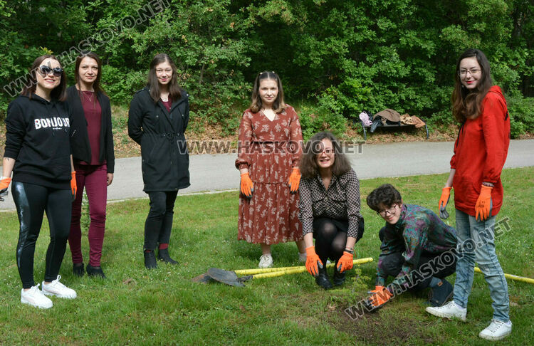 Млади творци засадиха кедър в алея „Южна пролет“ в „Кенана“