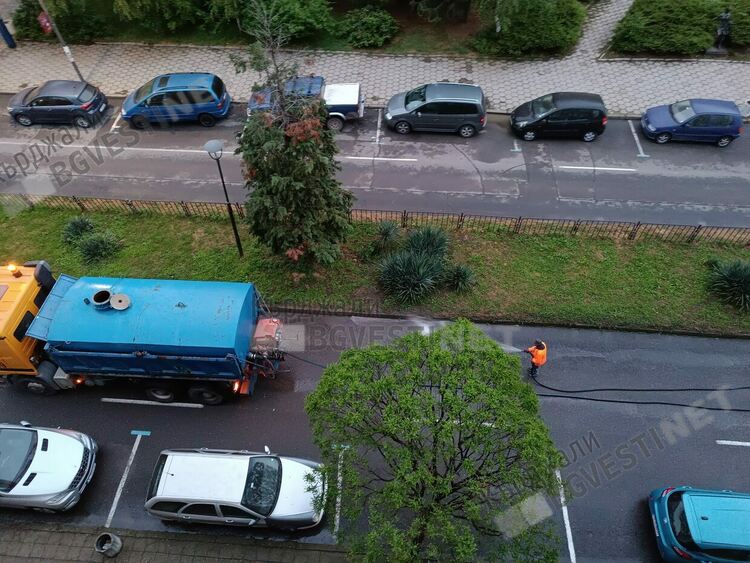 Мият улиците на Кърджали,въпреки преваляванията