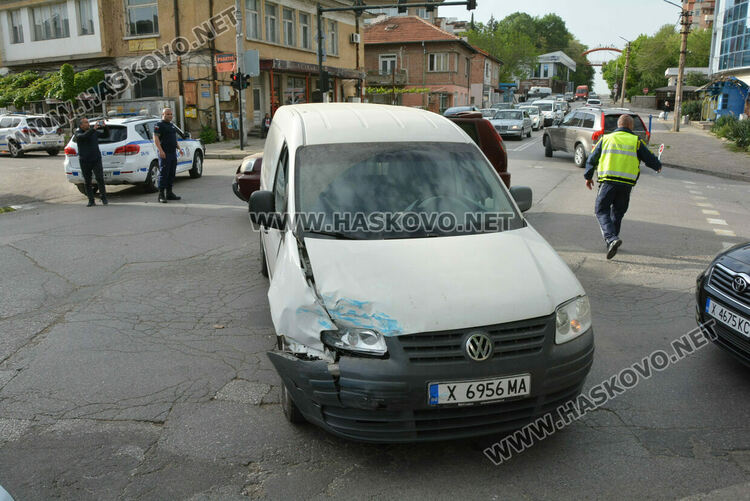 Патрулка и Фолксваген катастрофираха на Кърджалийска