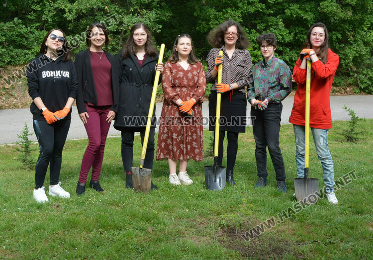 Млади творци засадиха кедър в алея „Южна пролет“ в „Кенана“