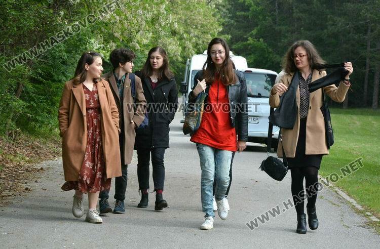 Млади творци засадиха кедър в алея „Южна пролет“ в „Кенана“