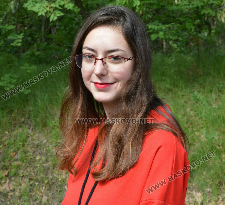 Млади творци засадиха кедър в алея „Южна пролет“ в „Кенана“